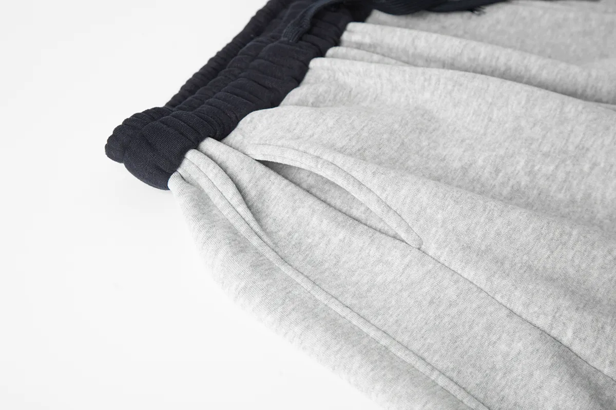 P230 White background picture [Fleet in winter] Style number: 25130# Color: black/navy blue/dark gray/light gray/white gray/beige/light khaki Size: S-XL - Ralph Lauren/Ralph Lauren 2025FW autumn and winter plus velvet contrasting waist design drawstring scimitar version lazy feeling loose couple sweatpants - brushed face velvet lining one piece for winter - custom dyed trouser cord hanging hardware The details are in place - loose fit, scimitar legs, loose upper body without looking too big - RL/lazy autumn and winter sweatpants, a pair of casual sweatpants that are very suitable for CleanFit. Loose fit scimitar fit trousers can be used as couple wear. It has a relaxed feel for daily wear. Contrasting color shakes to increase the overall sense of layering. The sense of drape is visible to the naked eye. The design of the trouser legs can be closed, which can also be very warm and versatile in winter.